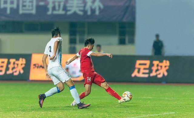 新加坡球队在比赛中面对强大对手！