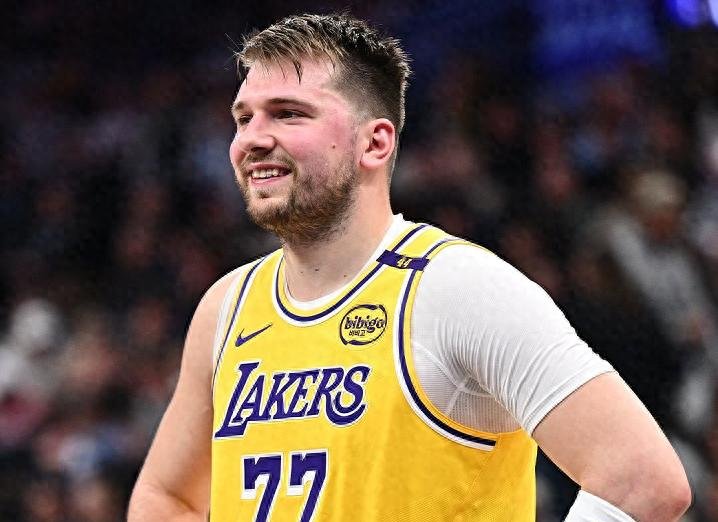 篮网客场大胜马刺，小戈登球风独具助攻砍分