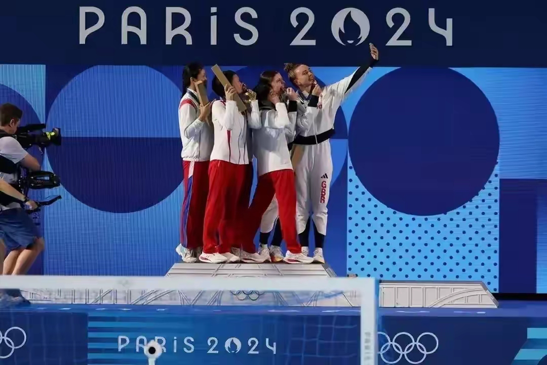 惊险比拼！运动员冲刺争金牌