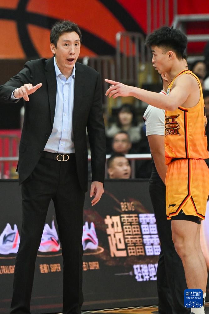 江苏男篮在主场大获全胜，取得四连胜