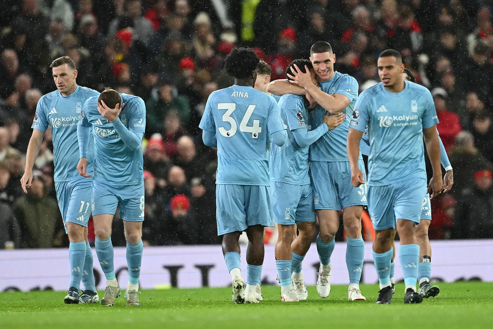 西汉姆联客场大胜莱斯特，球迷欢呼雀跃的简单介绍