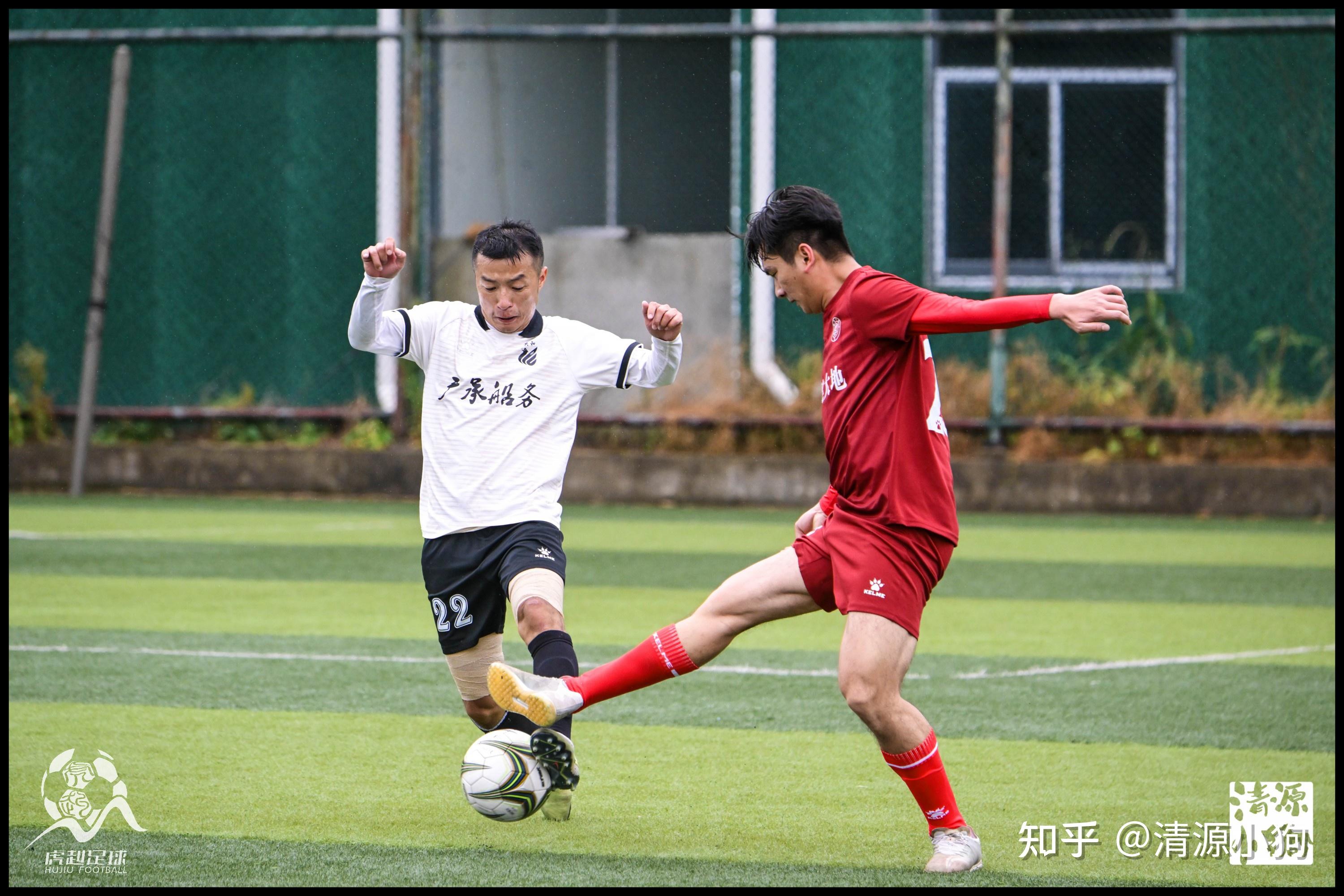 紧张足球比赛中球队实力横扫对手